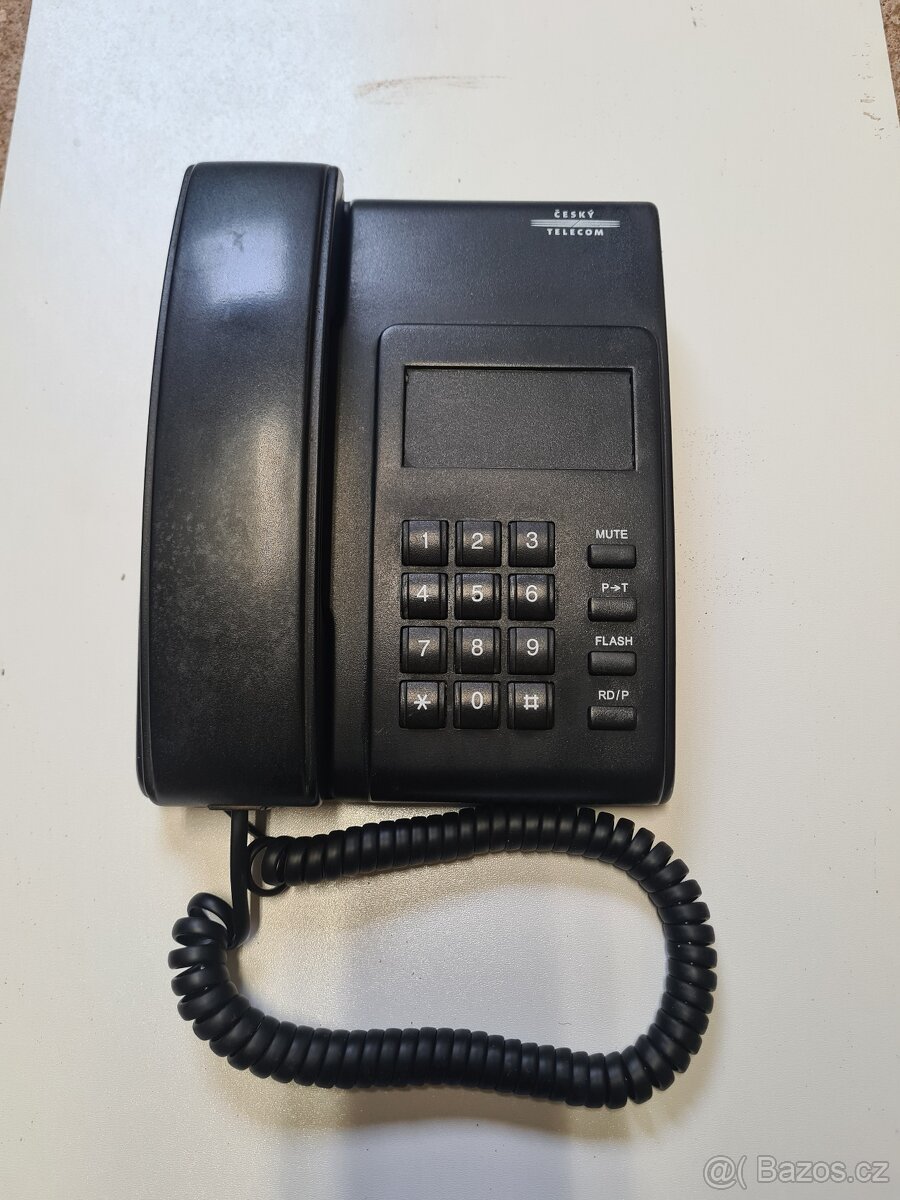 Starý tlačítkový telefon