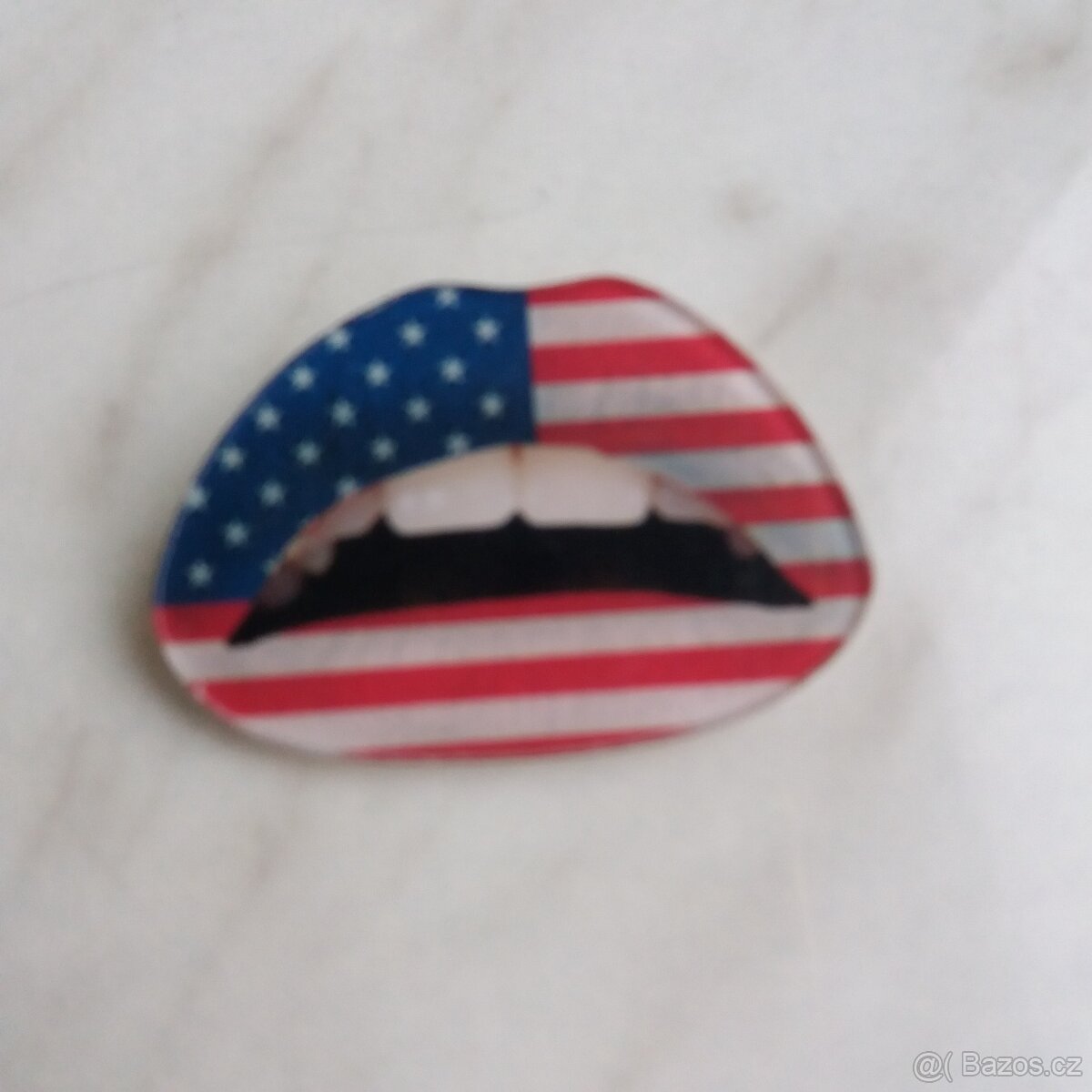 Brož "Americký polibek"