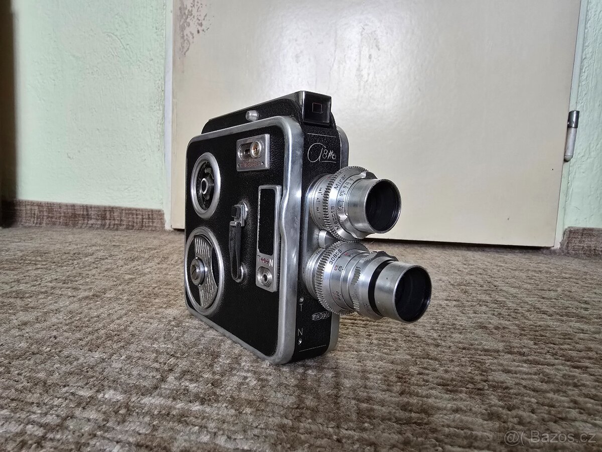 Retro kamera s projektorem