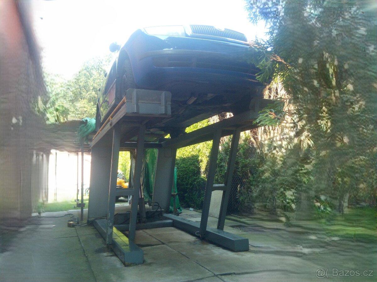 Zvedák na auto