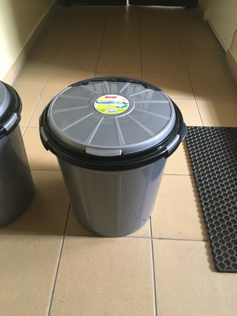 Plastové nádoby na odpadky, listí, a cokoliv; Včetně kbelíku