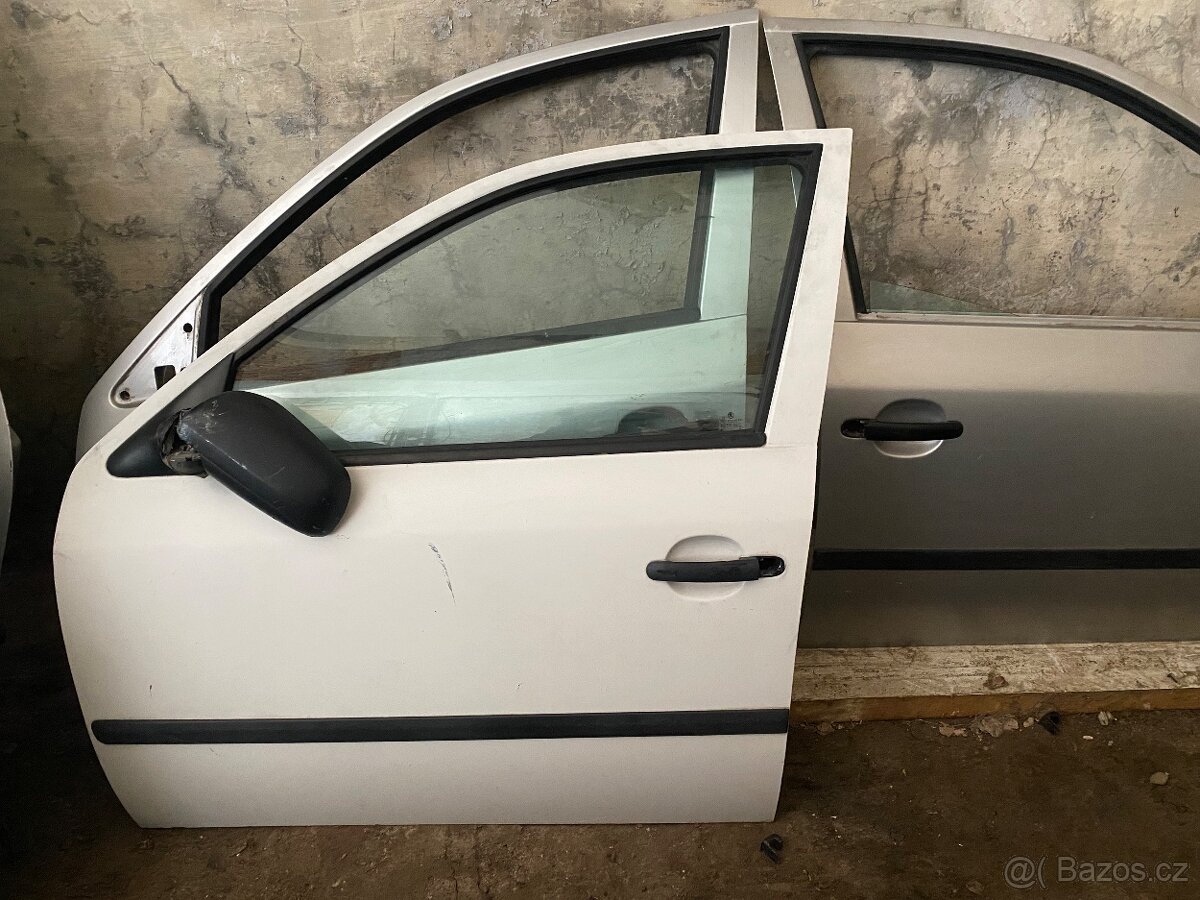 Škoda Octavia 1 dveře,kliky,zrcátka,zadní narazniky