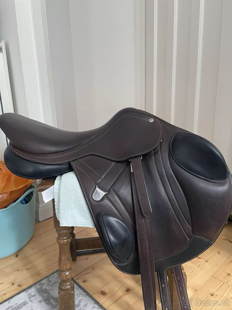 Monoflapové skokové sedlo Bates Advanta 16,5" hnědé