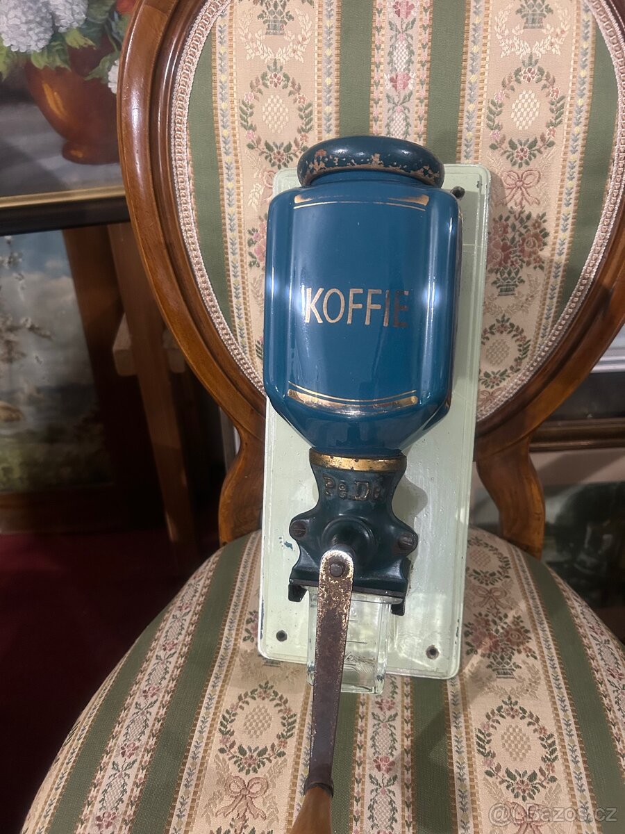 Starý nástěnný kávomlýnek PeDe porcelán
