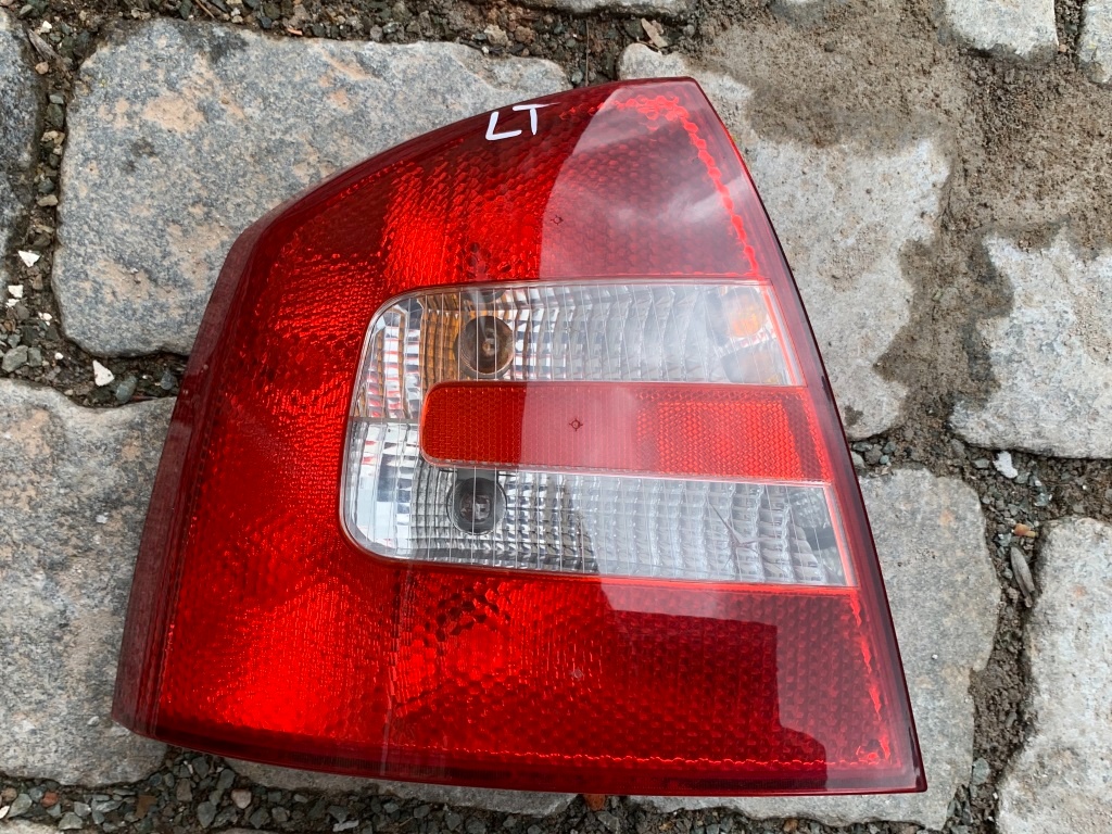 ŠKODA OCTAVIA 2 1Z 04-09 světlo LZ SEDAN POŠKOZENÉ
