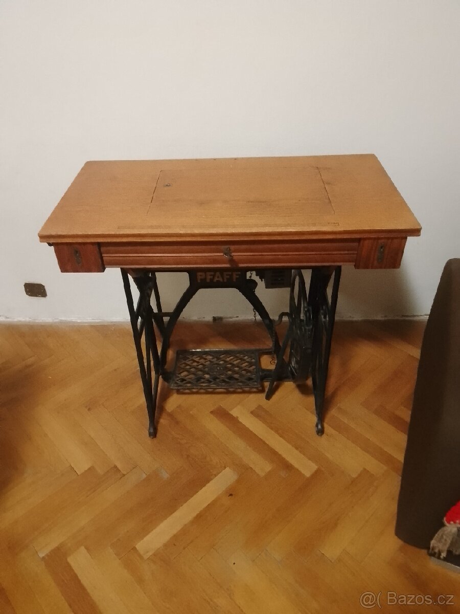 Šicí stroj PFAF. SLEVA