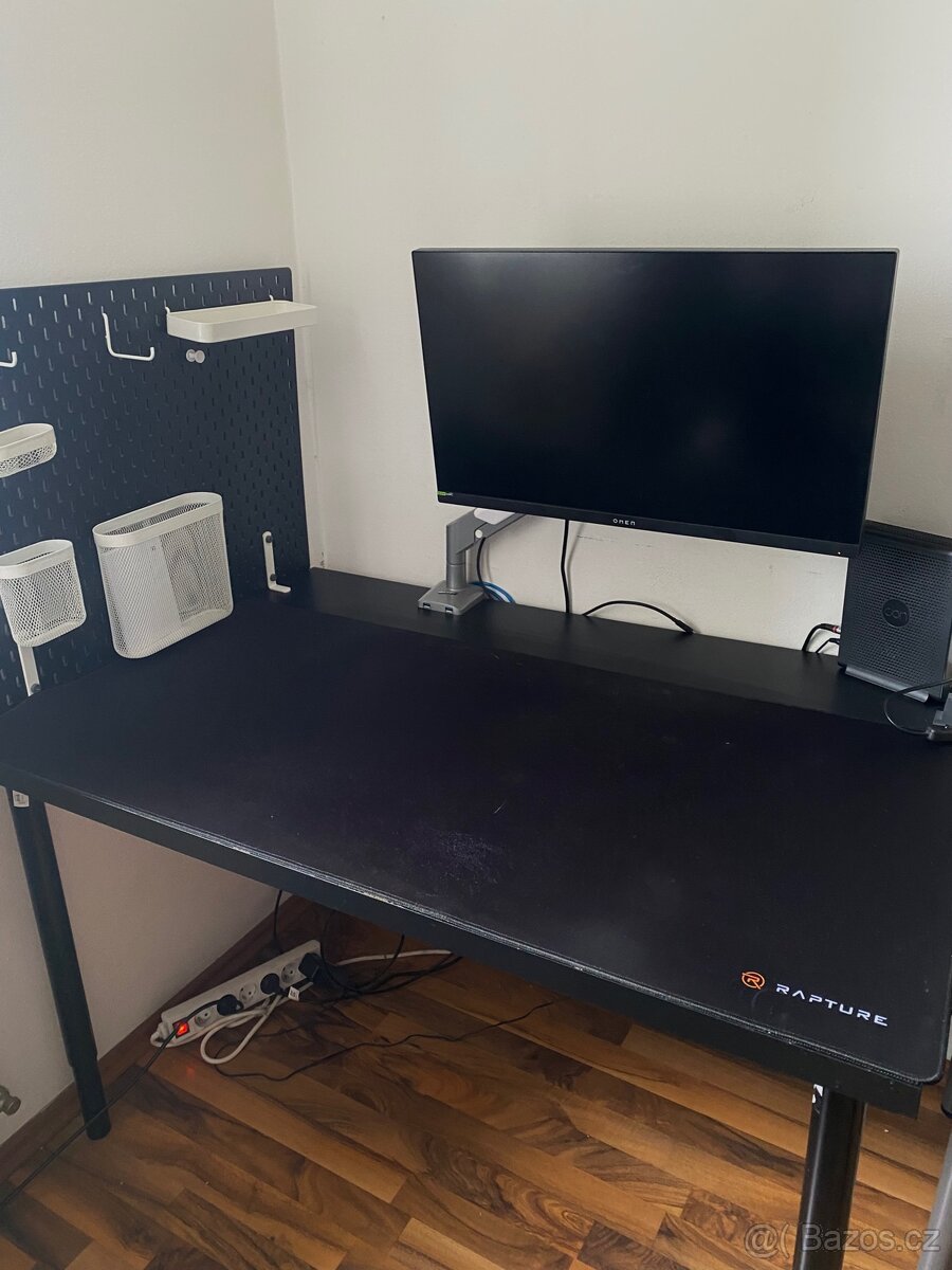 Pracovní stůl s deskou