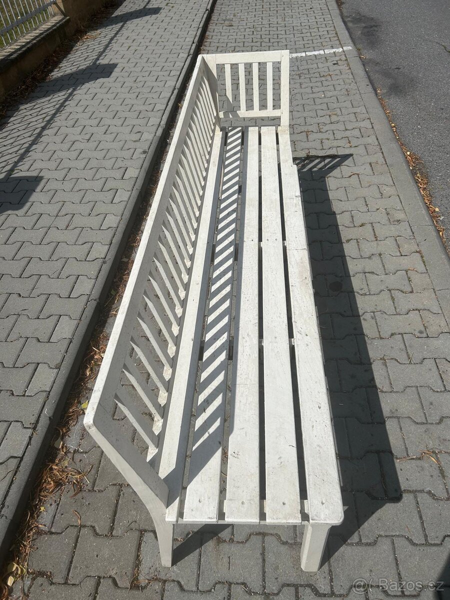 Stará velká bílá lavice