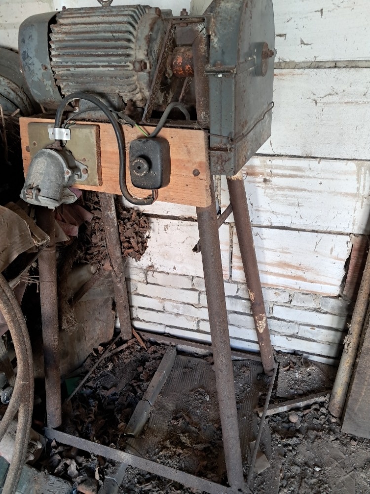 Prodám elektrický kladívkový šrotovník