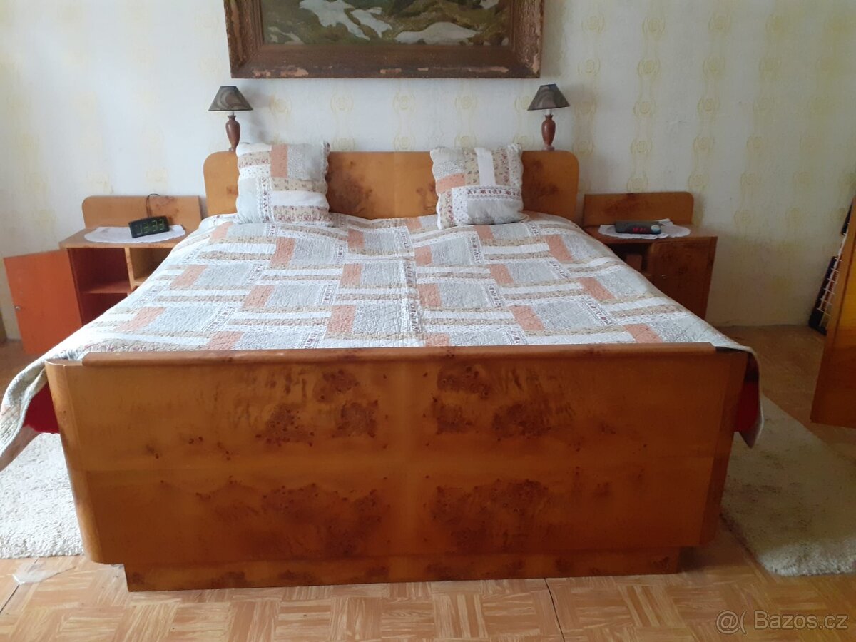 Starožitná dvojpostel se stolky (ev. zdarma funkční matrace)