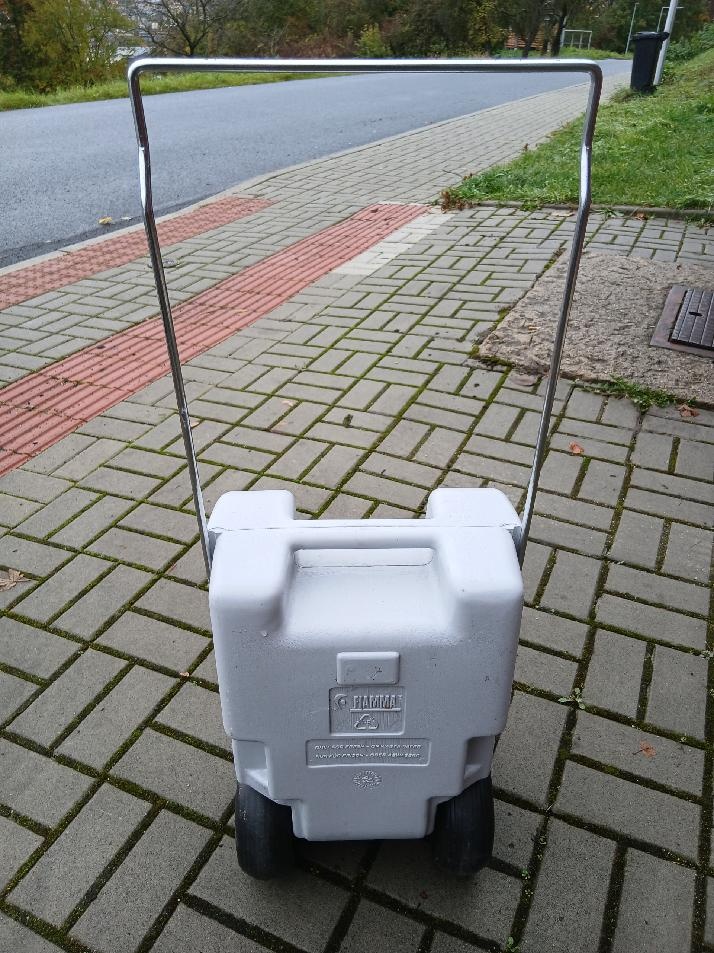 Přenosná nádrž na odpadní vodu s praktickou rukojetí