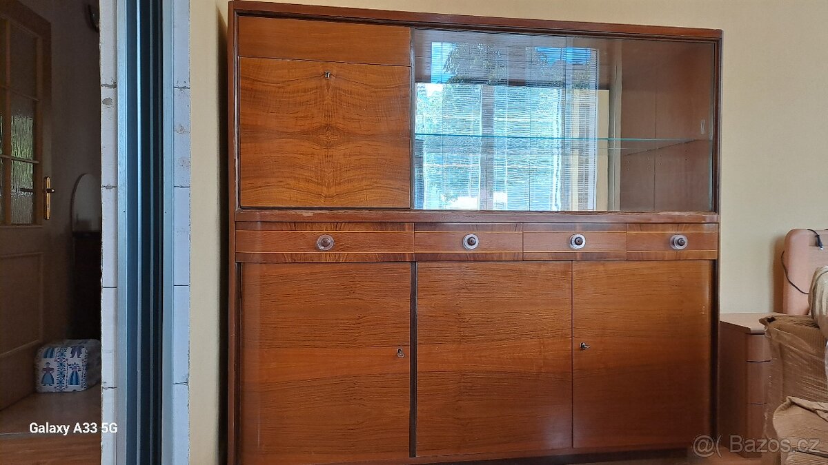 Retro obývací sekretář a knihovna ze 70. 20. století