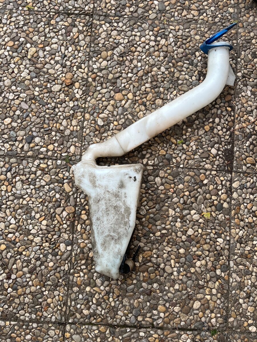 Nádobka ostřikovače s motorkem Škoda Fabia 1