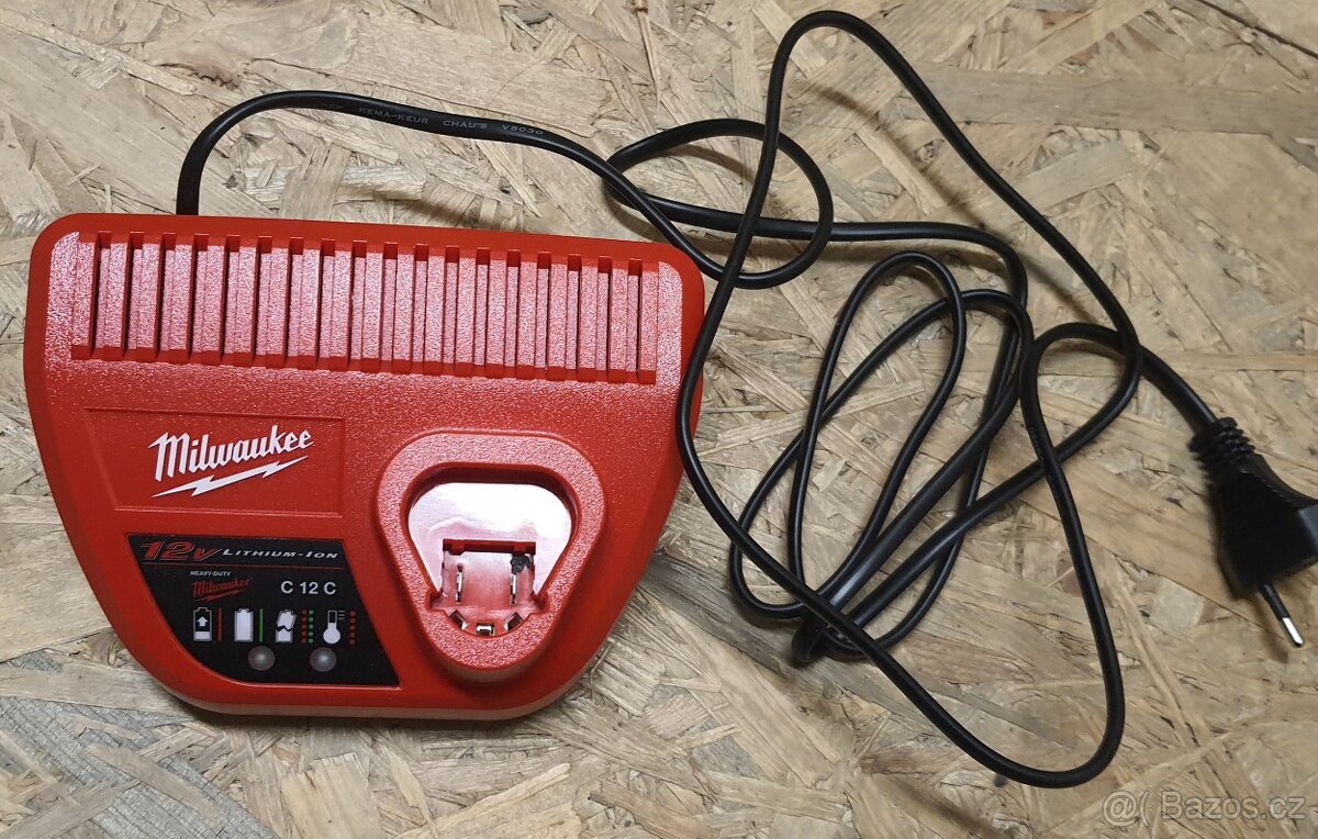 Milwaukee nabíječka 12v