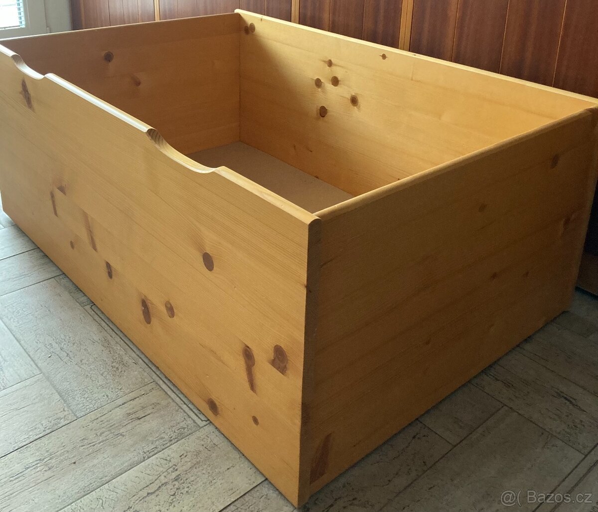 Šuplík (zásuvka) pod zvýšenou postel
