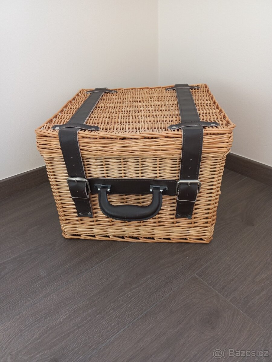 Krásný nový piknikový koš