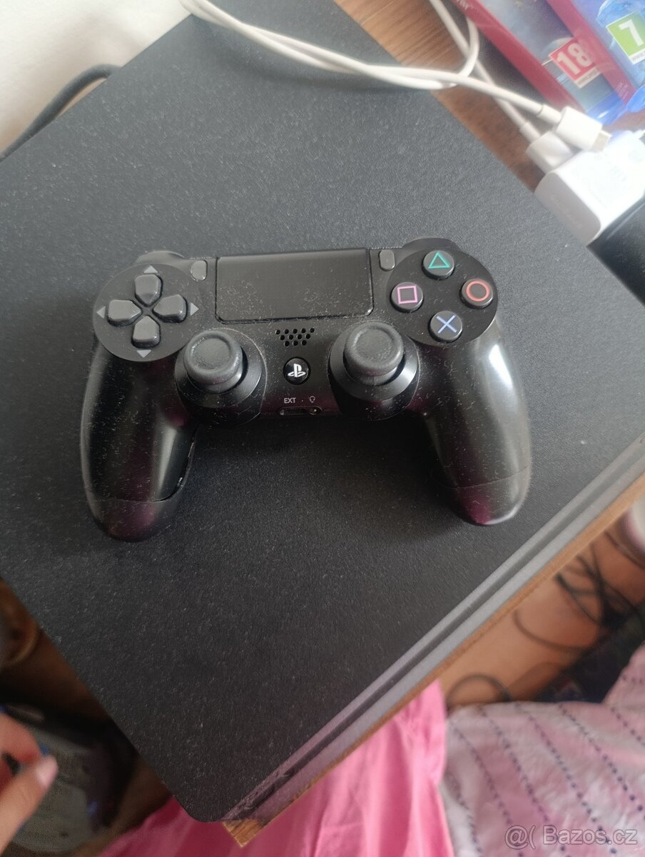 PlayStation 4 + hra + ovladač