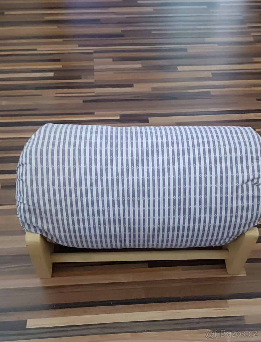 Poduška a stojan na paličkování