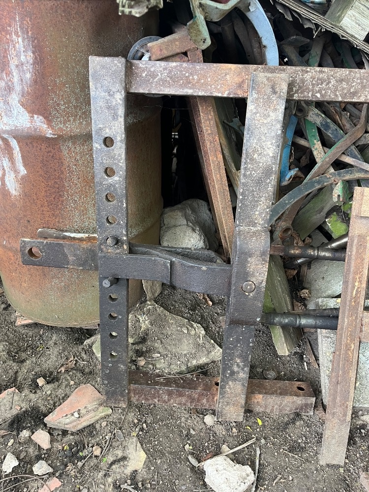 Prodám originál spodní závěs na ZETOR25