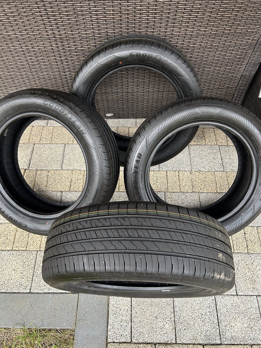 4x Letní Pneu 8mm GoodYear Efficient Grip Performance 2 215/