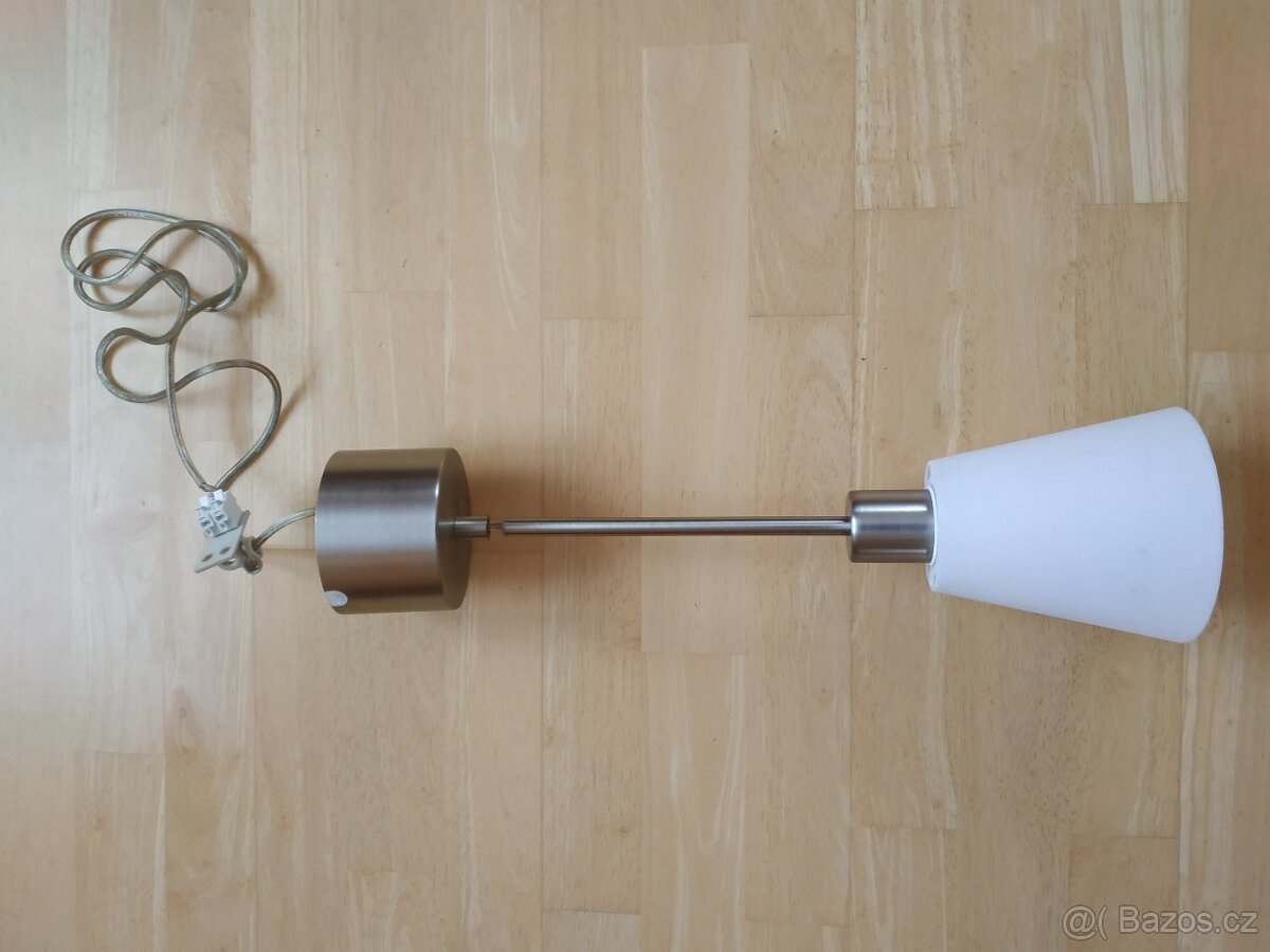 Svítidlo, lustr, lampa.