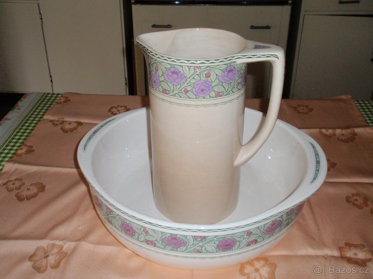 Stará značená porcelánová mycí souprava