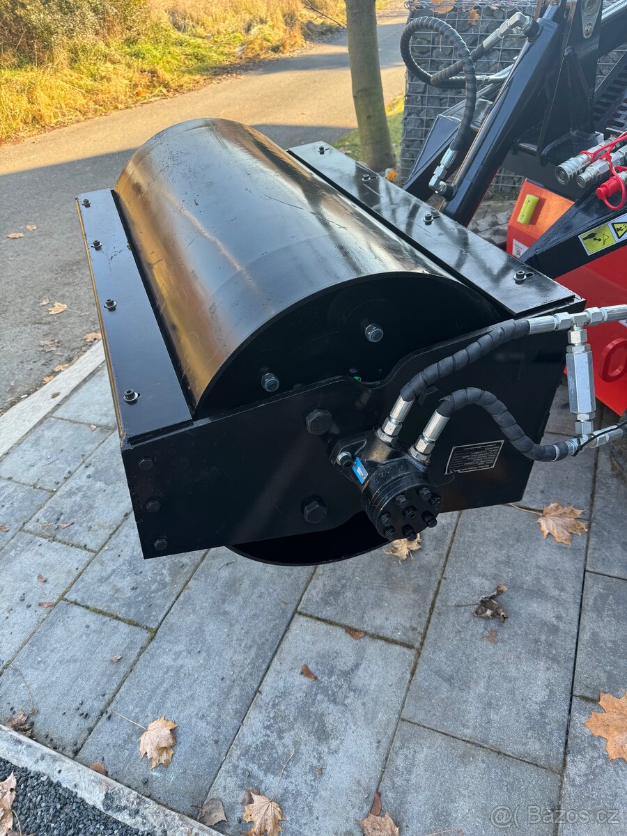 Vibrační válec hladký pro mininakladač