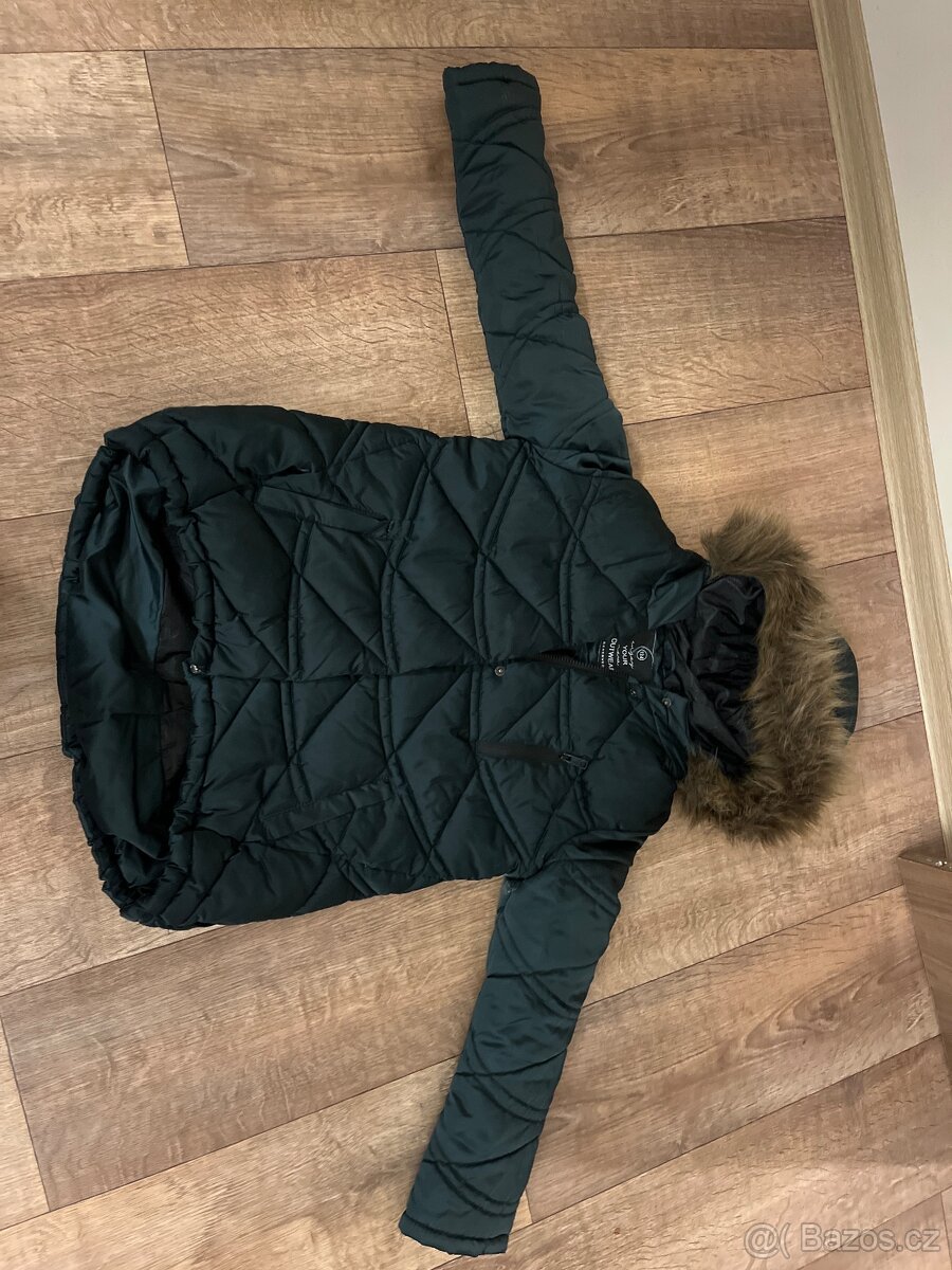 Krásná tmavezelena zimní bunda Reserved
