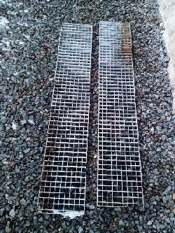 Kovové rošty - pozin., branka, hřebíky, pojistky, zásobník