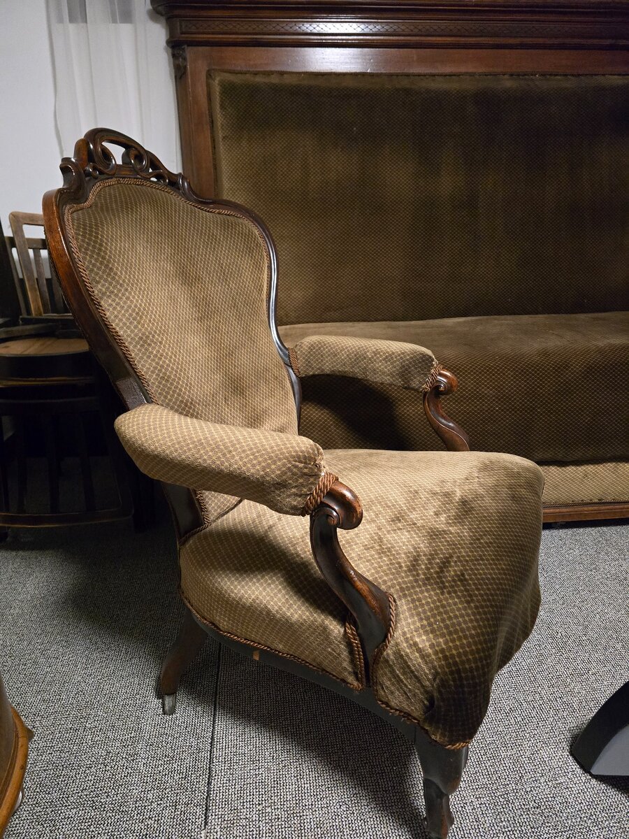 Starožitné křeslo a gauč