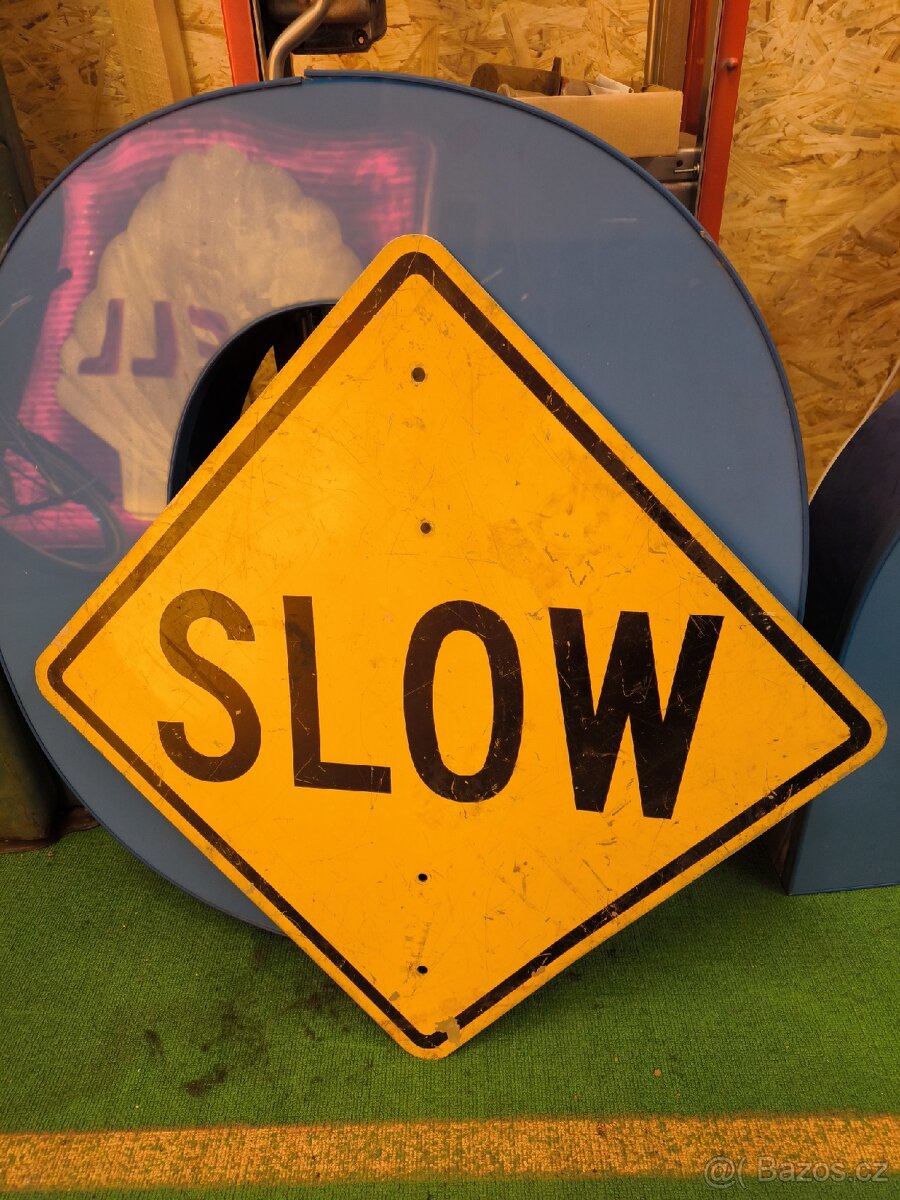 Americká dopravní značka slow