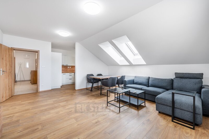 Pronájem bytu 3+kk (88 m²) s parkovacím stáním a sklepem – T