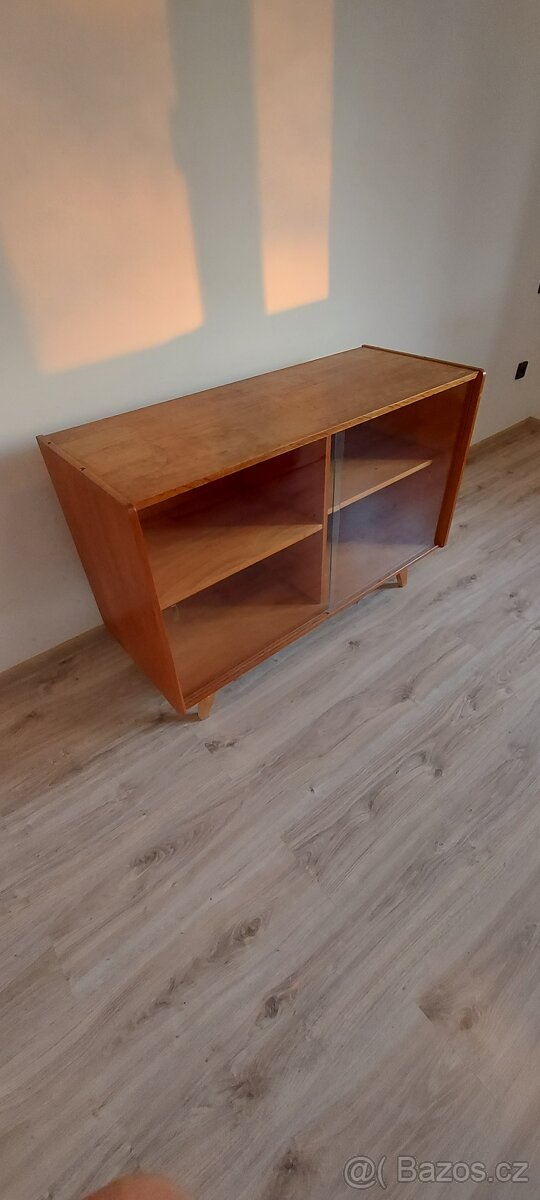 KNIHOVNA - RETRO -prosklená