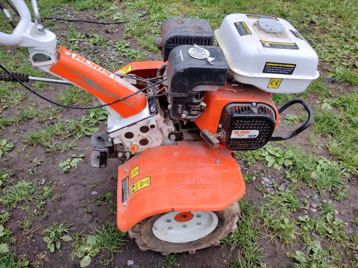 Prodám  malotraktor+brz.sklopny vozík a příslušenství