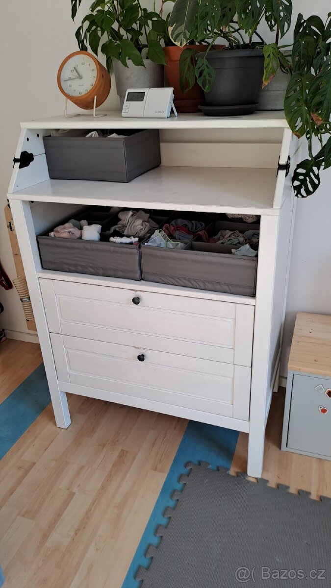 Komoda/přebalovací stůl IKEA SUNDVIK – masiv, bílá