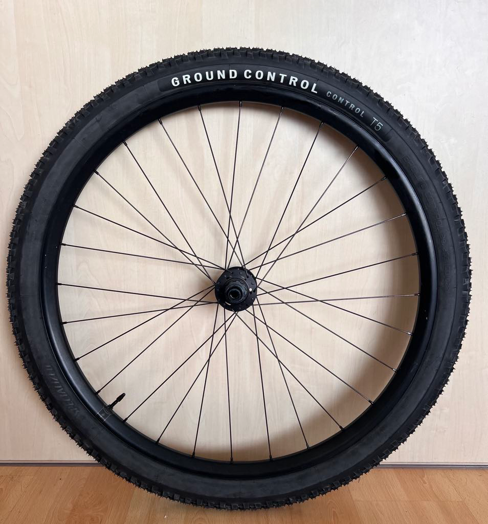 Specialized zapletená kola 29 s plášti Ground control