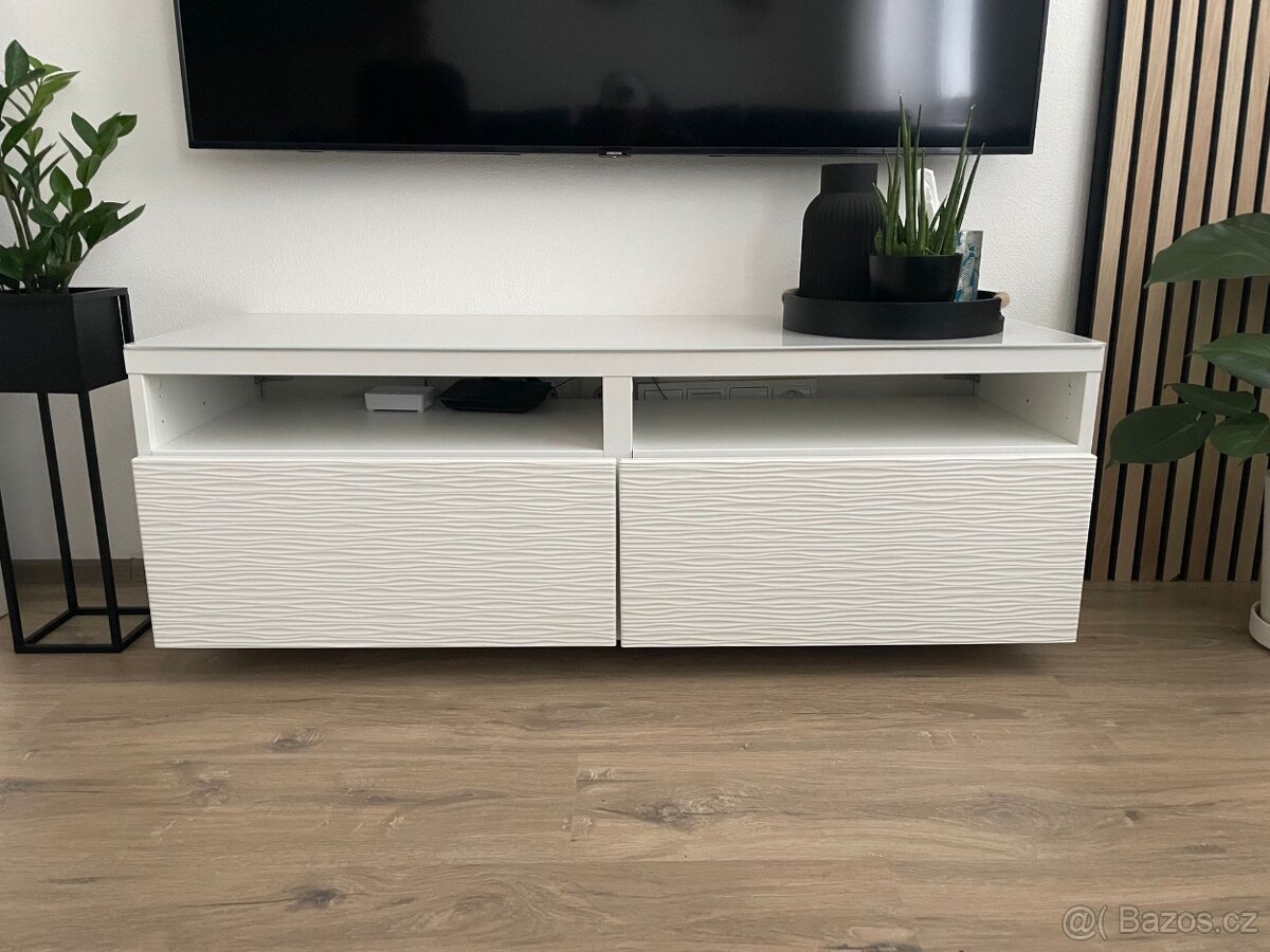 Skříňka pod televizi