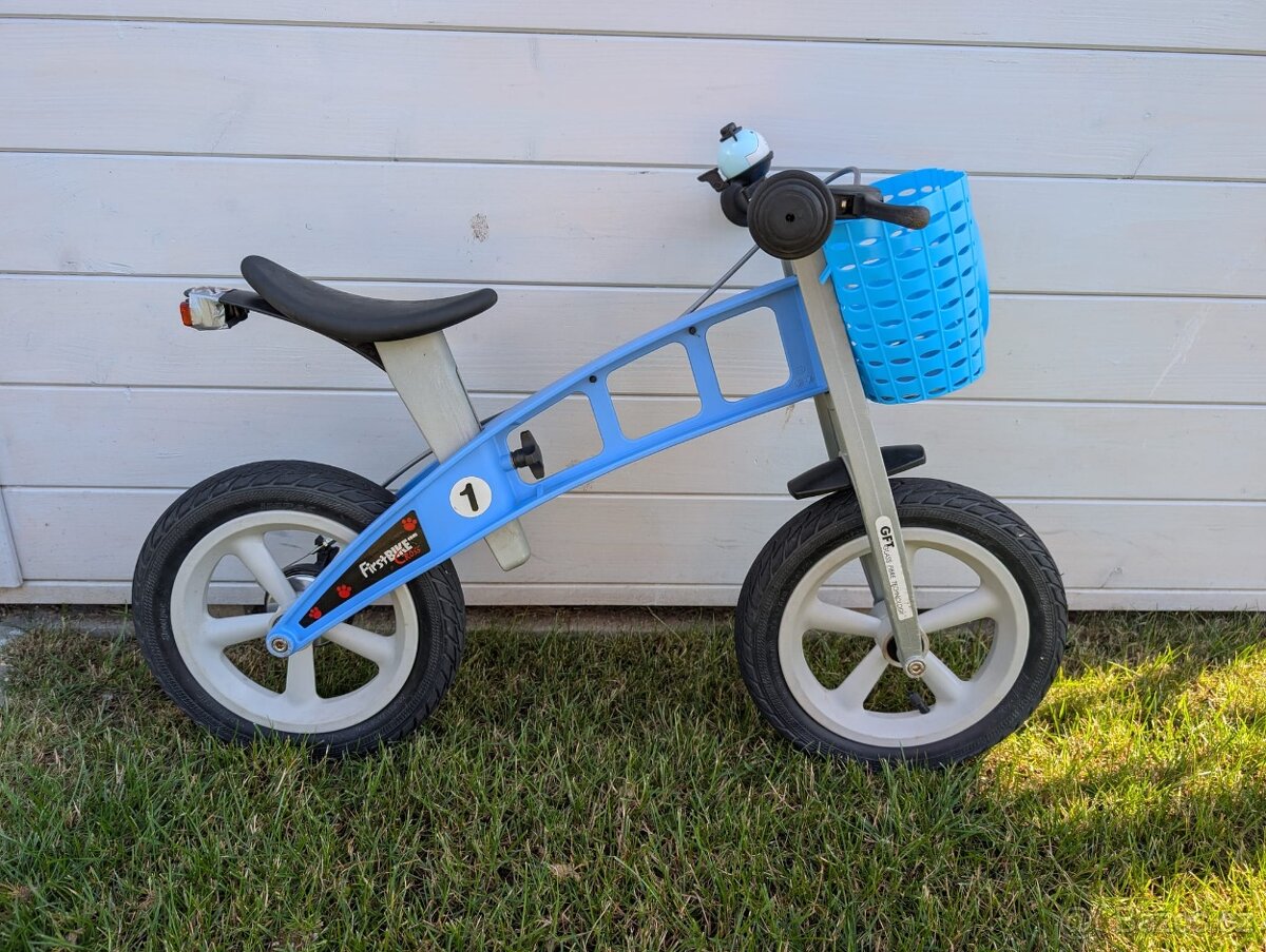 Odrážedlo First Bike + příslušenství košík, zvonek, blikačka