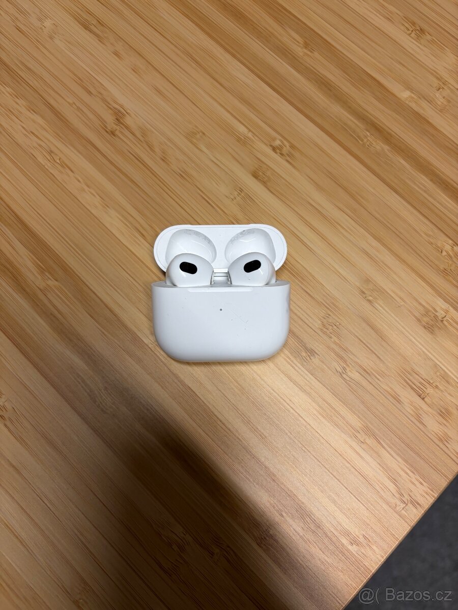 Apple AirPods (3. generace) s MagSafe nabíjecím pouzdrem
