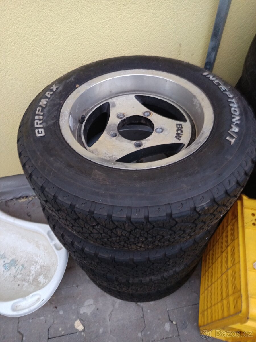 Nové Pneu 205/70r15 s disky na samurai