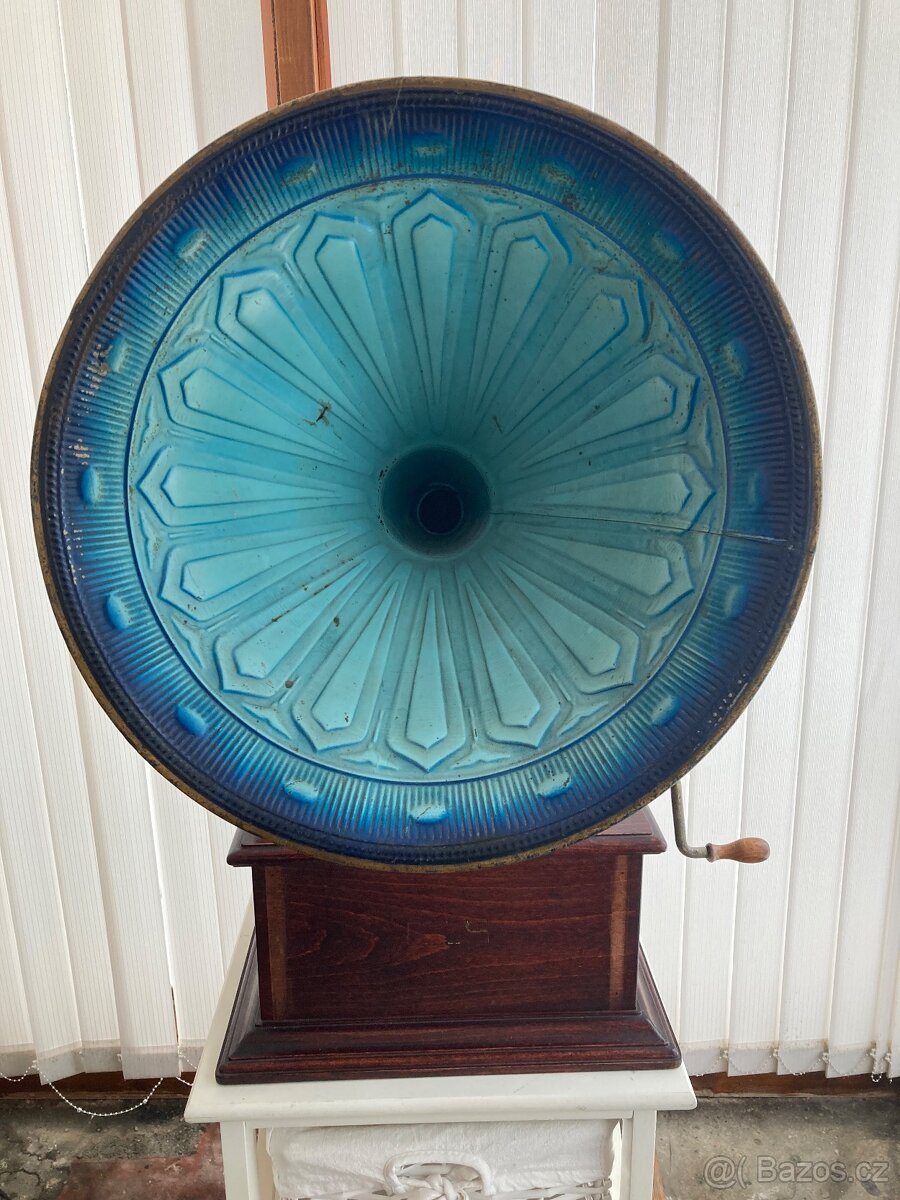 Starožitný gramofon na kliku s troubou