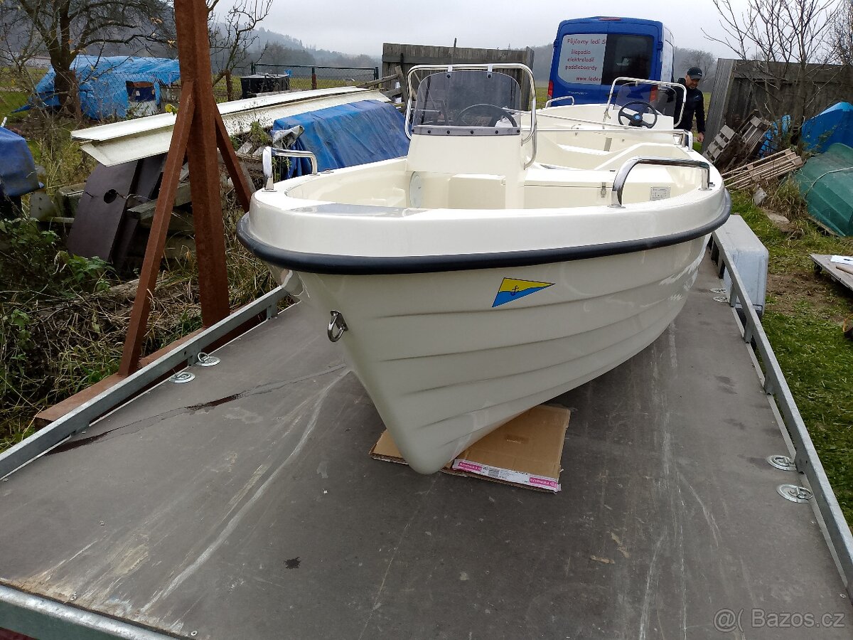 Motorový člun, loď Any 400