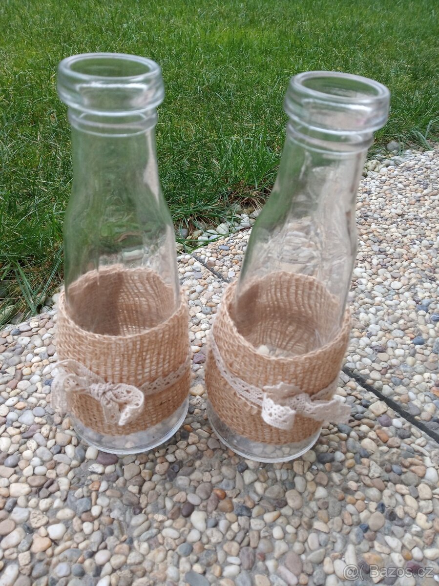 Skleněné vázičky a sklenice s jutou