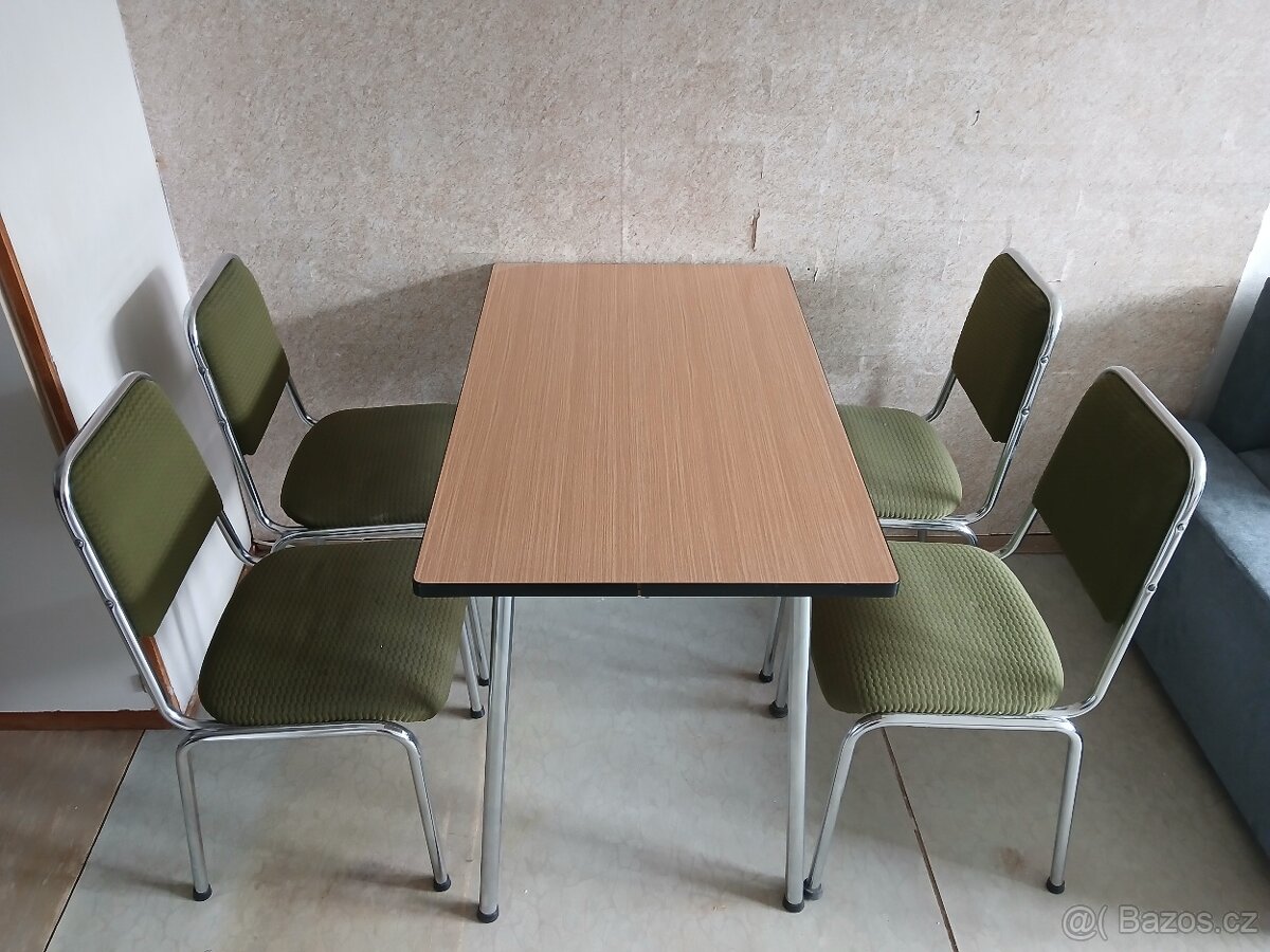 Jídelní stůl + 4 čalouněné židle