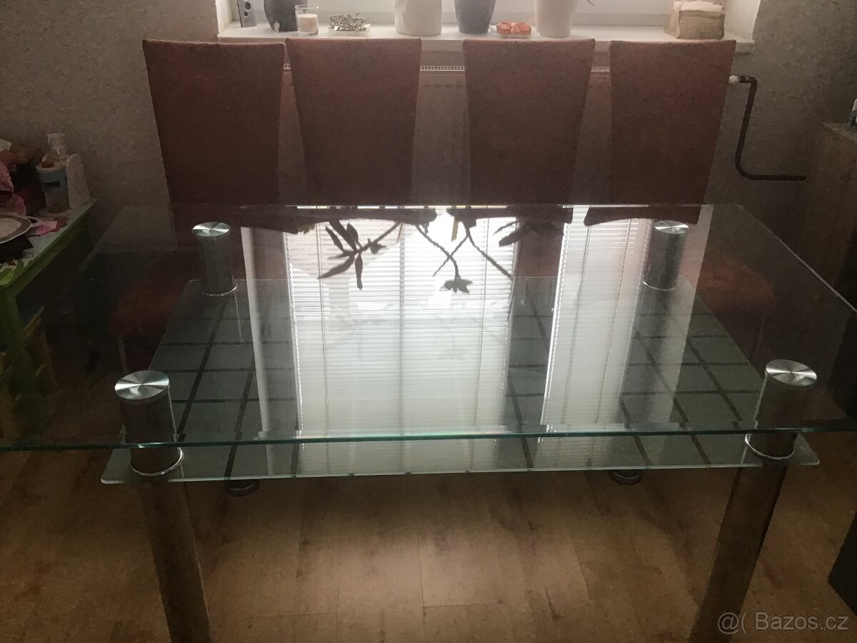 Skleněný stůl a židle