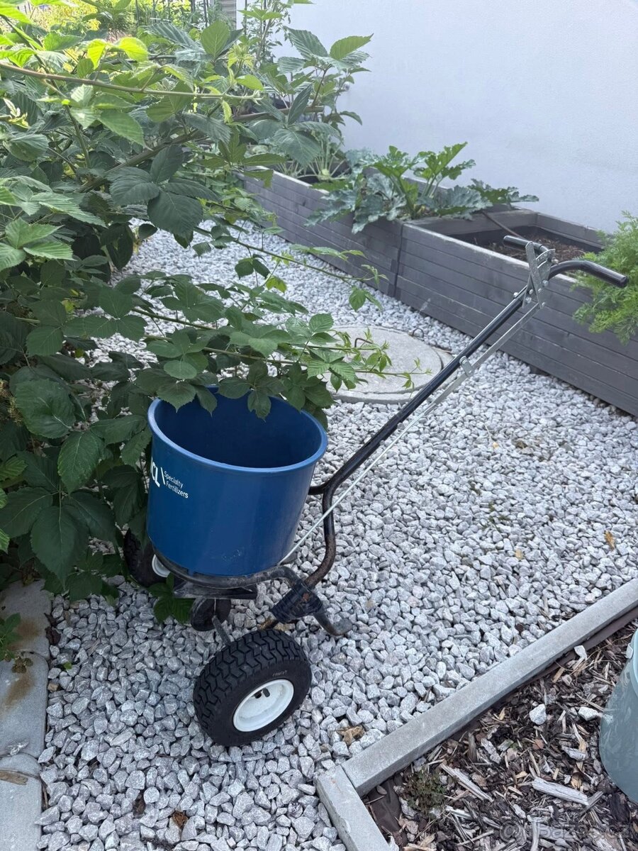 Posypový vozík a rozmetadlo