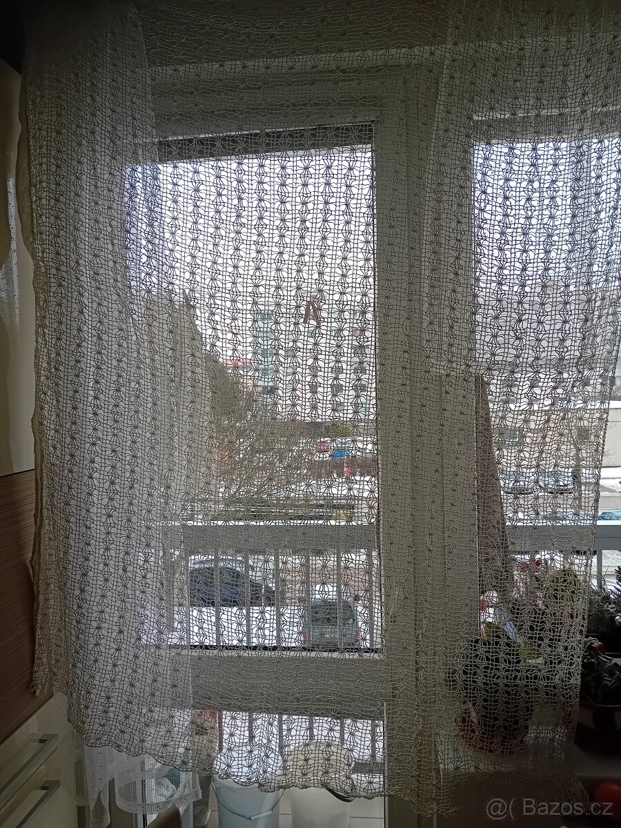 Háčkovaná zaclona