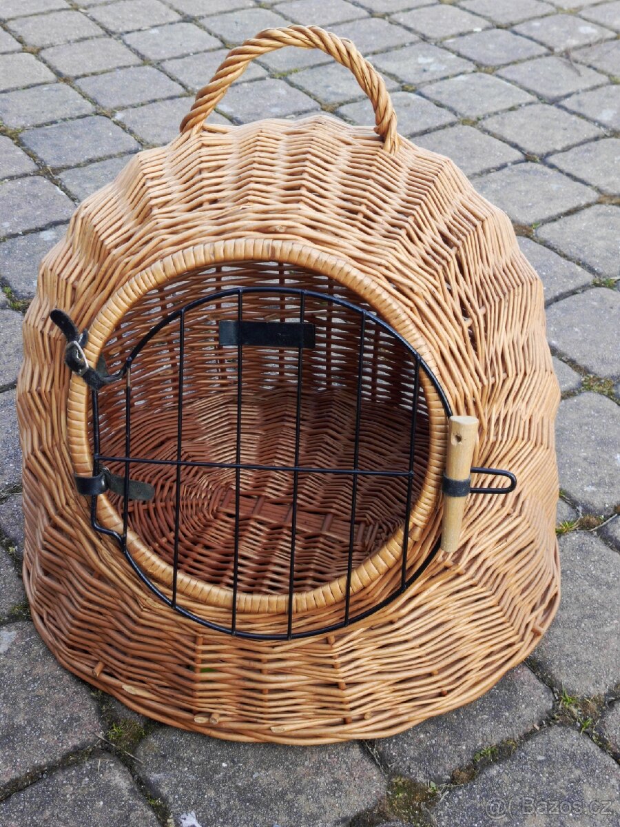 Proutěná přepravka na kočky