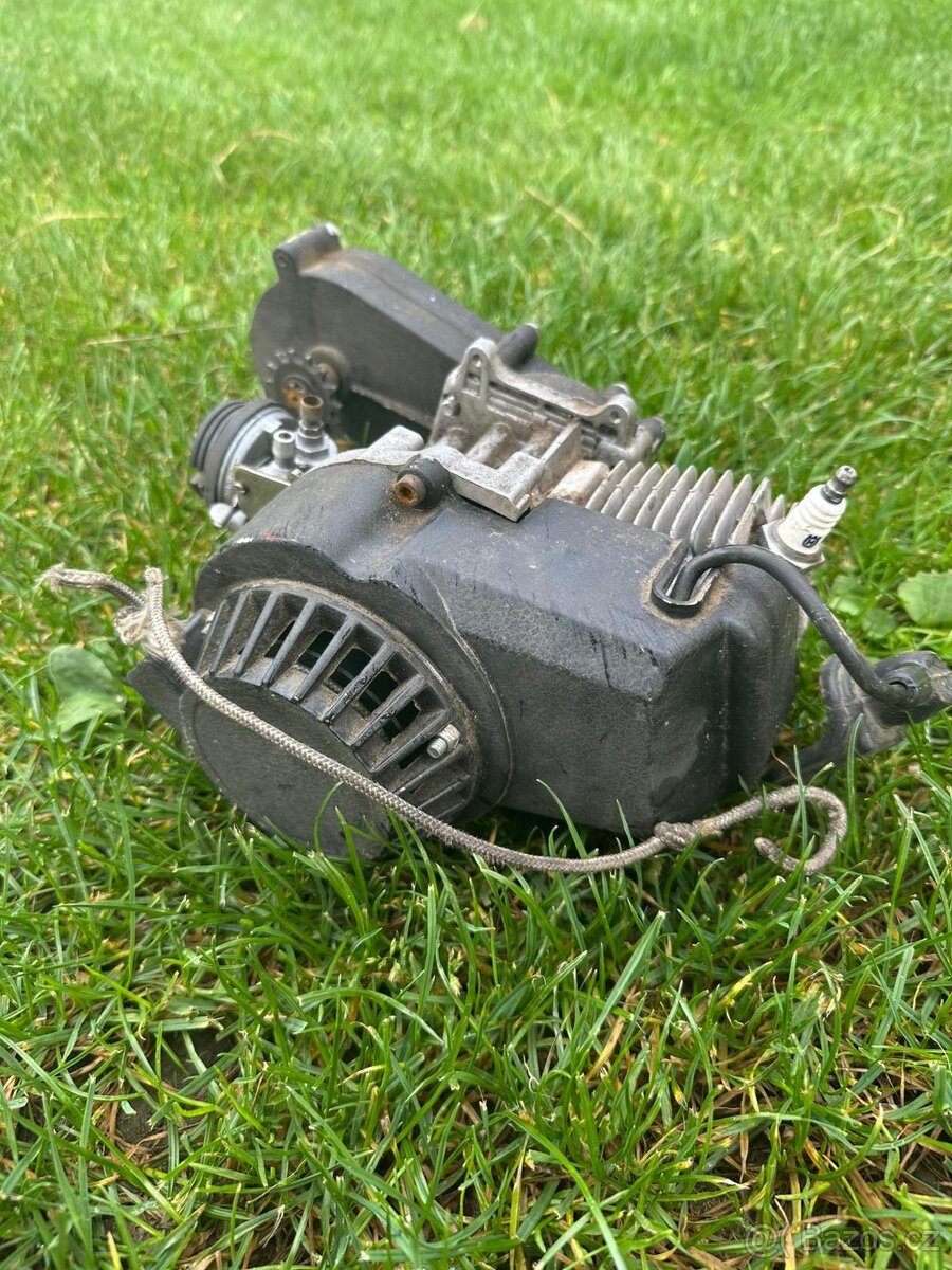Motor včetně převodovky