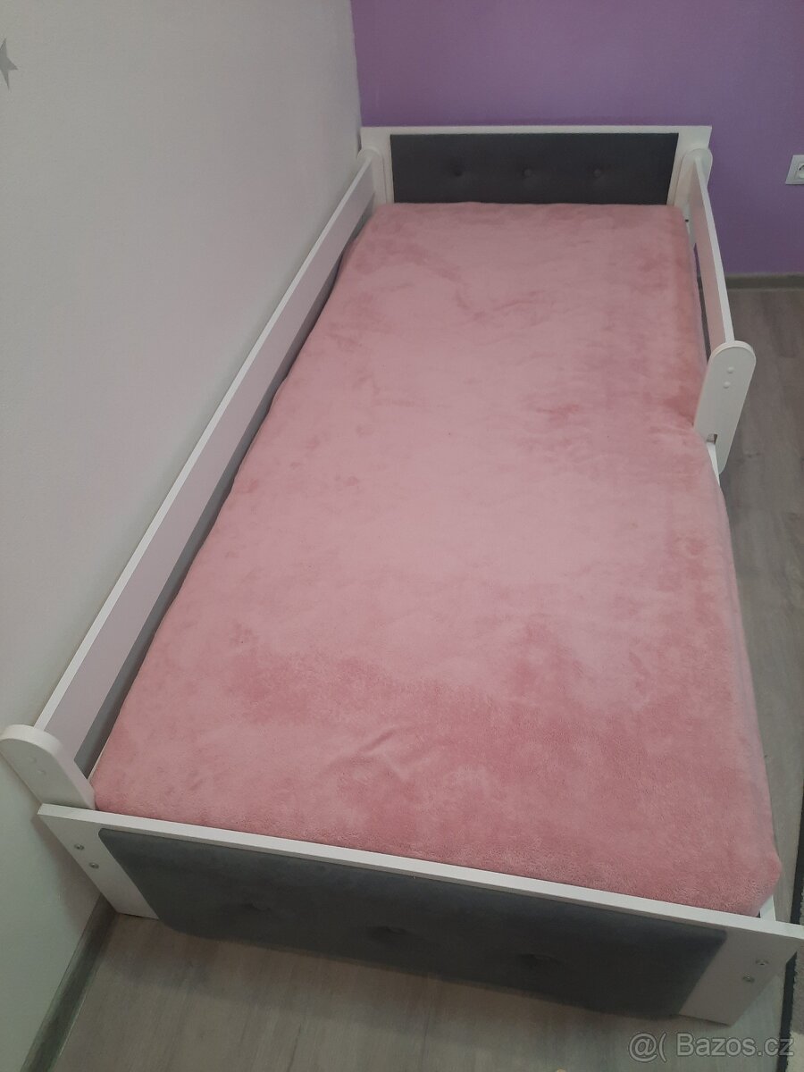 Dětská postel se zábranou